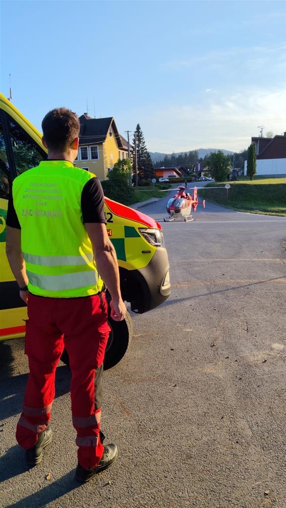 Těžká nehoda motocyklisty u Starých Hamrů. Utrpěl poranění hlavy a hrudníku