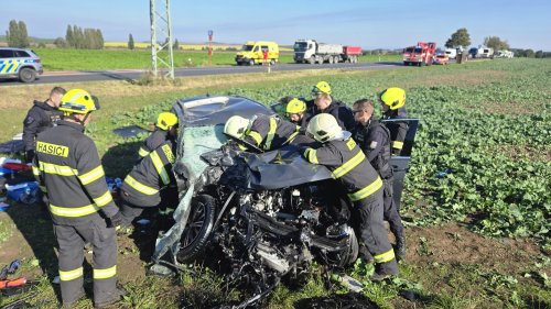 U Bečvár došlo ke střetu osobního auta s cisternou. Dva zranění, zasahoval i vrtulník