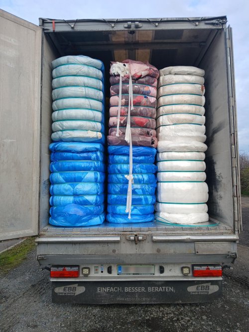 Středočeští celníci bilancují silný rok. Odhalili miliony v hotovosti, marihuanu i nebezpečný odpad