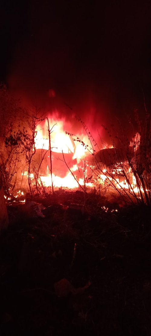 Na D11 u Osic shořelo auto po nárazu do mýtné brány. Jedna osoba se zranila