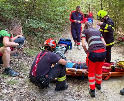 Sanitka se ke zraněnému nedostala. Hasiči vezli lékaře do Hostýnských vrchů na čtyřkolce