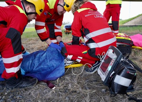 Záchranáři zasahovali u vážné nehody v obci Bílá. Řidičku museli vyprostit hasiči i Horská služba