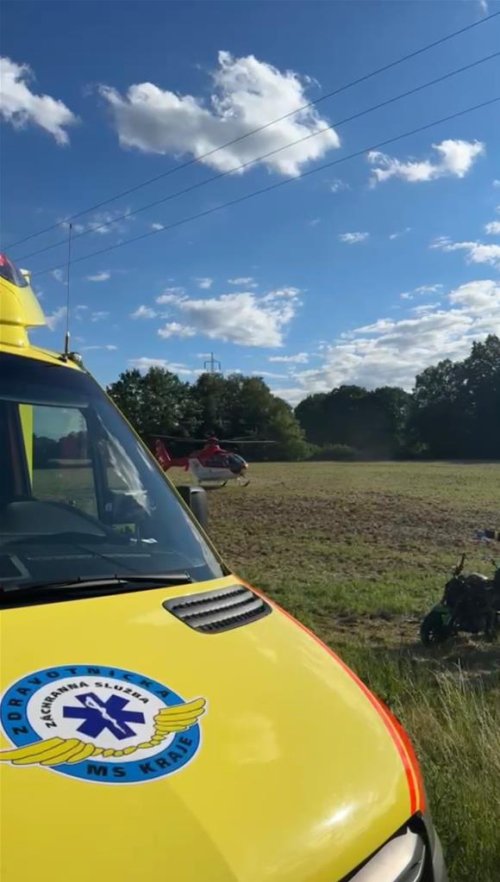 Motorkář po střetu s autem skončil v bezvědomí. Do nemocnice ho přepravil vrtulník