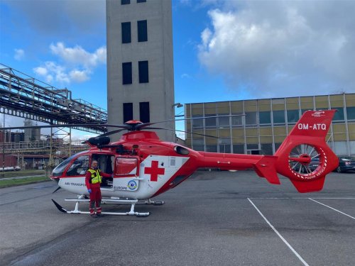 Pád ze střechy v Pržně. Muže transportoval do nemocnice vrtulník