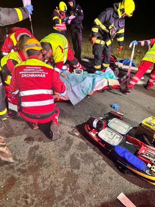 Po nehodě na Bruntálsku bojovali o život řidiče. Srdeční činnost obnovili po deseti minutách
