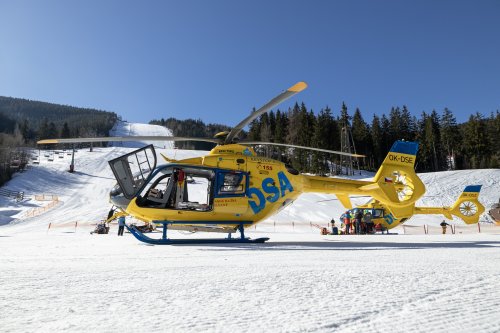 Po srážce dvou dětských lyžařů ve Špindlerově Mlýně, byli v kritickém stavu letecky transportovány do nemocnice