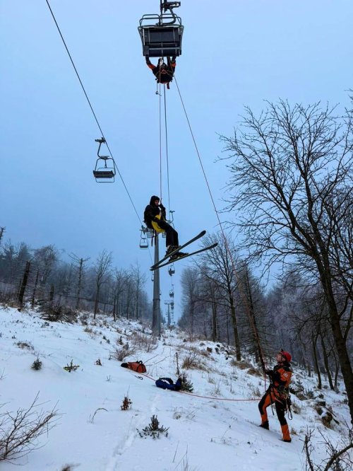 Záchrana lidí z lanovky ve Skiareálu Telnice