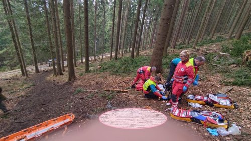 Záchranáři resuscitovali muže v horském terénu na Frýdecko-Místecku
